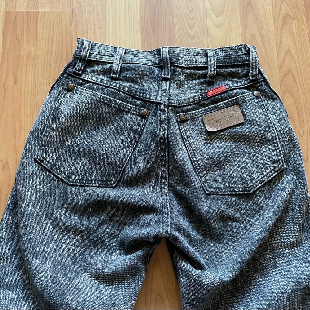 Dark grey wrangler vintage jeans!